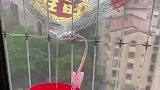 室外下起暴雨，女子趁机将雨水收集起来