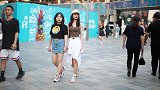 三里屯街拍，豹纹短板吊带漂亮妹子，穿出属于她的独特味道