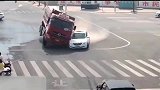 渣土车与白车，在十字路口相撞，老司机一个操作救自己一命