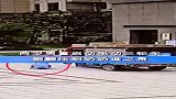 快递员没拔钥匙，两岁男童启动电动三轮，侧翻压倒奶奶！后果该谁