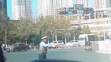 老人常年义务指挥交通，被闯红灯的老奶奶气够呛