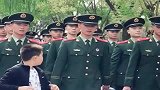 回头看到兵哥哥拉皮箱走来，小男孩撒腿就跑，这一幕感动了