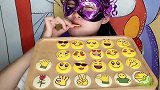 妹子吃“表情包巧克力”各种表情好有趣，香香甜甜超好吃