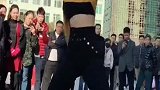 网红妹儿街头表演才艺，精彩演出震惊在场人
