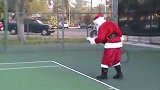 网球大战PK 这位“圣诞老人”的网球技术如何？