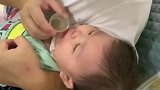 爸爸喂宝宝喝药，没想到宝宝一直喊爸爸，难道这样爸爸就会心软