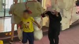 男娃帮家长背泡沫箱惹人心疼