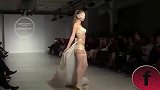 内衣秀：模特身材真紧凑，浑圆修长，很有视觉冲击力