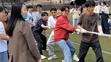 男生拔河用力过猛，把绳子拉断了