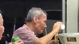 你大爷还是你大爷啊，喝酒的方式就是不一样，这画风属实搞笑！