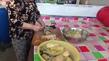媳妇做酸菜土豆粉条配黄糕，大黑吃完一盘黄糕再来半碗大米