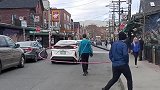 加拿大男子戴两米圆环保持“社交距离” 一路翻车不断场面爆笑