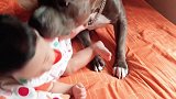 小狗狗用舌头帮宝宝洗脸，宝宝好幸福，这画面太高能，不忍看了！