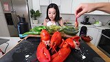 小姐姐吃超级大的龙虾，这一桌子得花不少钱吧