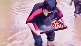 这鱼指定老大了，快撑破了