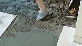 五百一天请来铺地砖的师傅，水泥不是调稠就是调稀，我也是无语！