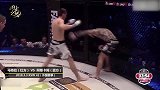 看着无比凶狠的纹身男竟被对手一脚KO