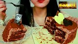 美食分享，靓女吃巧克力蛋糕，慕斯很软味道很好