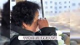 网红田姥姥清明扫墓，在亡夫墓前痛哭，此前因住院错过田姥爷葬礼