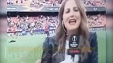美女记者站在足球场上报道欧联杯 突被飞来的足球砸中后脑勺