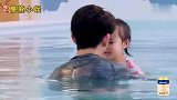 贾静雯和女儿搞怪互动现场，波妞游泳直接把头伸水里，吓懵贾静雯