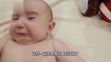 小宝宝在一旁模仿爷爷的动作，爷孙俩之后的反应，太有爱了