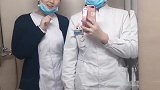 这两位护士姑娘，上班时间悄悄录视频，动作也太可爱了！