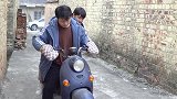 大龄剩女碰瓷小伙，小伙联合朋友玩套路