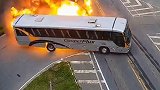 监控曝光！巴西一油罐车连撞出租公交，现场瞬间爆炸窜出巨大火球