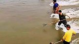 那么多人守着叉鱼，鱼都不敢过来了吧