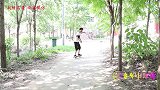 小伙伴的滑板不让来福玩，甜甜用零花钱，去给来福买了新滑板