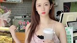早上睡懵了，居然把遥控器当成手机了，这下怎么买单？