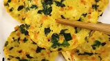 香煎豆腐蔬菜饼，我加了虾皮粉，补钙又美味