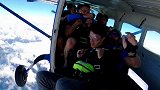 第一次跳伞后，果然觉得自己更勇敢了。跳伞 本地人的旅行必体验 澳骄攻略
