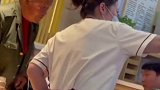 感动！老人在饭店只吃白米饭，韩信男子给偷偷点菜️暖心 发现身边的温暖