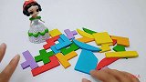 白雪用小积木拼正方形和圆形