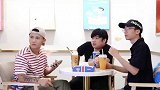 看美女的时候，大家都很有默契