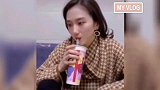 那些猝不及防搞笑瞬间美女的短裙太紧身，电瓶车都上不去了！