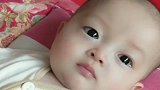 宝宝被妈妈教训后，这委屈巴巴的小眼神，太让人心疼了