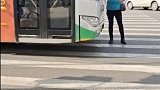10月10日，辽宁沈阳，女子因未赶上公交，怀疑司机故意为之，上演人肉拦停讨说法。交通安全