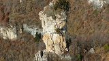 大山里发现一对神奇的石头，矗立千年不倒，这造型像什么呢！