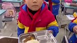 午饭打餐小朋友纷纷戴上痛苦面具