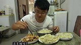 大sao做饺子和红油卤肉解馋，配上大蒜吃得津津有味真馋人