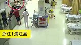 霸气,女孩被蛇咬了之后,独自淡定地前往就医