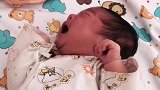小宝宝想要妈妈抱了，躺在床上就一直哭，真让人心疼！