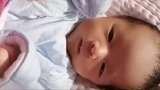 小宝宝躺在床上玩，接下来的表情好萌，简直太逗了！