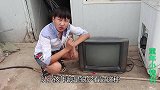 小伙废品站捡漏黑白电视机，几十块买走能亏吗？全都是童年回忆