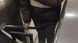 大学生去火车上坐车，不料行李箱卡在进站口