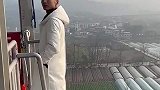 男子去蹦极，淡定的表情太酷了