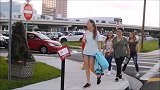 男子伪装成树人恐吓路人，路人非常的害怕